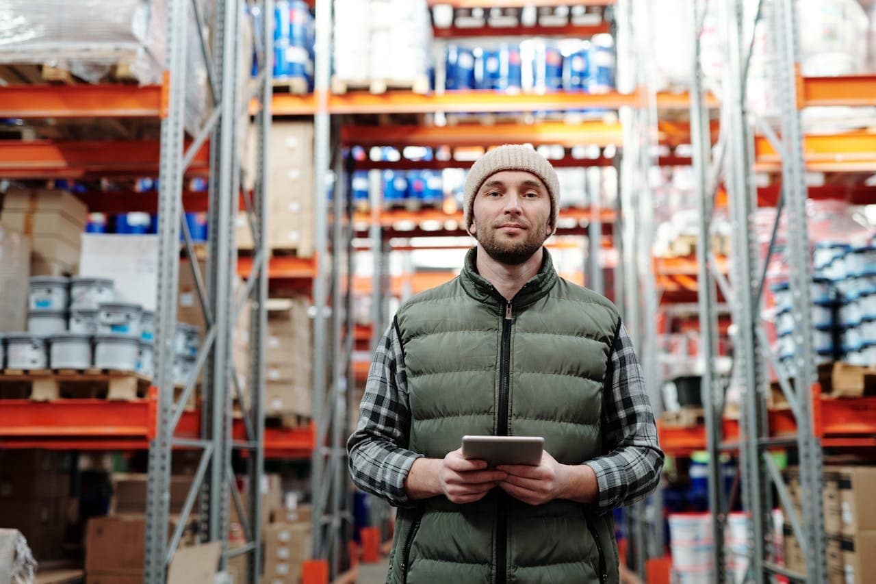 homem no estoque